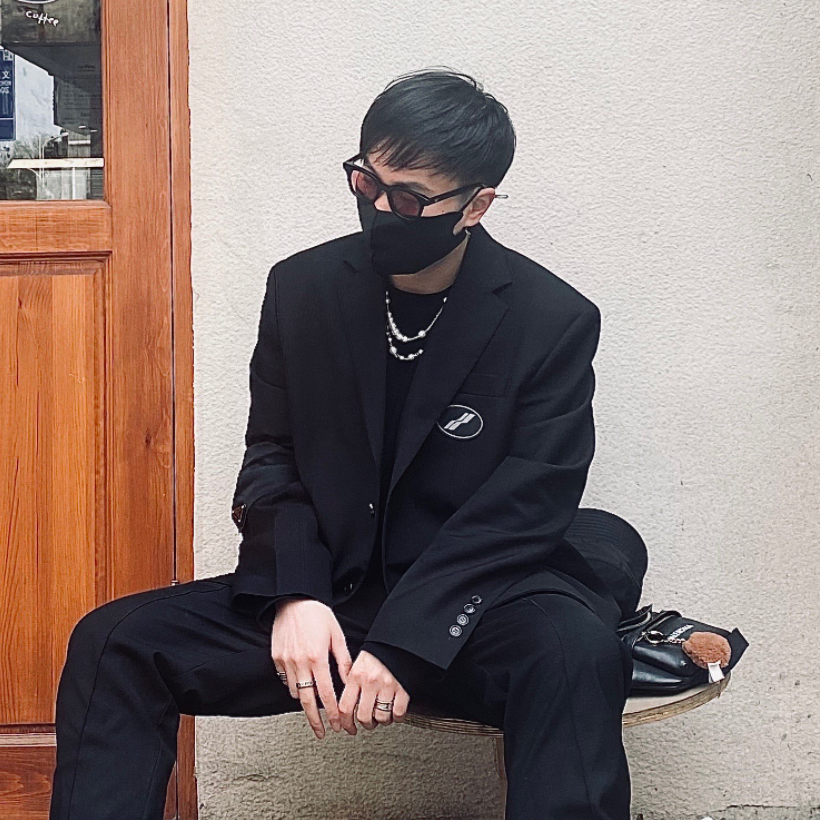 推荐商品：【王智同款】We11done 纯色胸章Logo徽标西装 男女同款 WD-JK4-20-038-U 黑