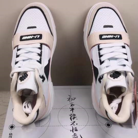 皮质软，袋子不刮脚，鞋头的包裹性很好，正