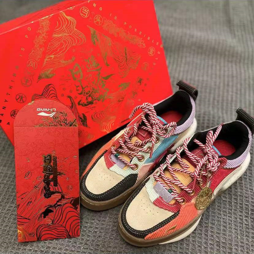 细节的质量也都很棒，鞋底软软的，舒服~