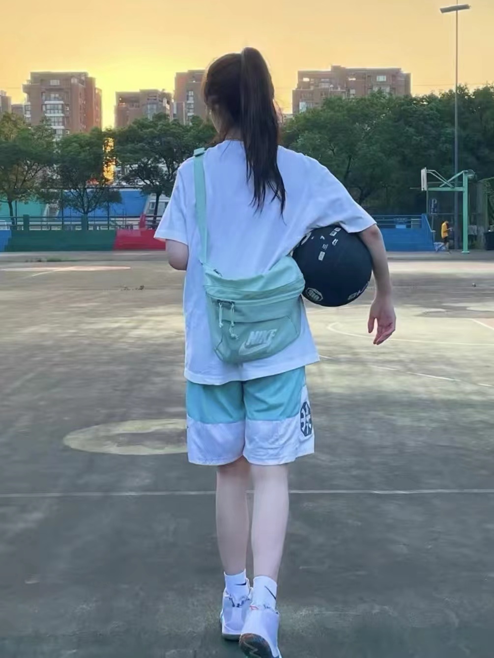 时尚款撞色运动短裤
