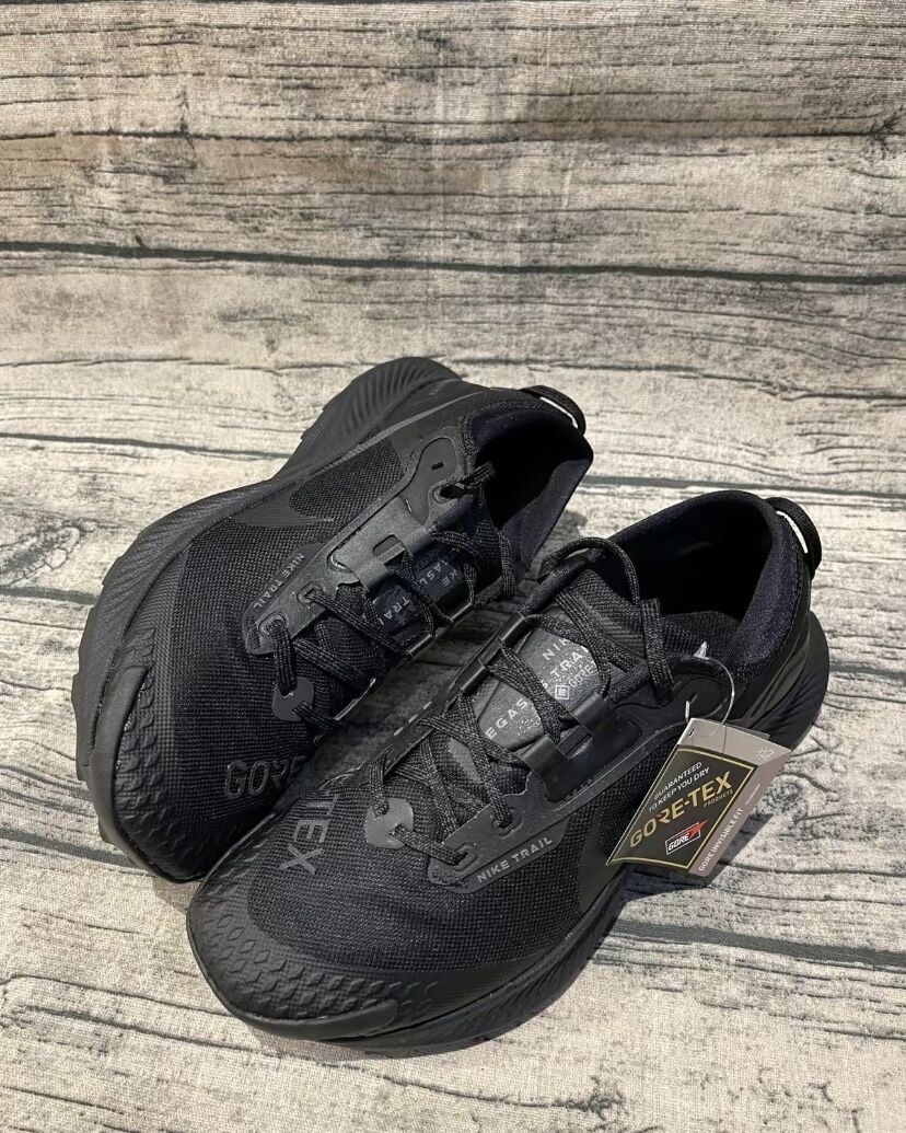 Nike 户外跑鞋全黑风格 简约耐看