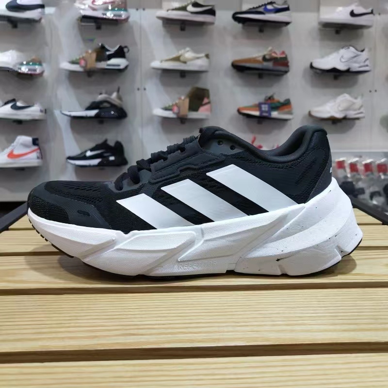 adidas黑白跑鞋