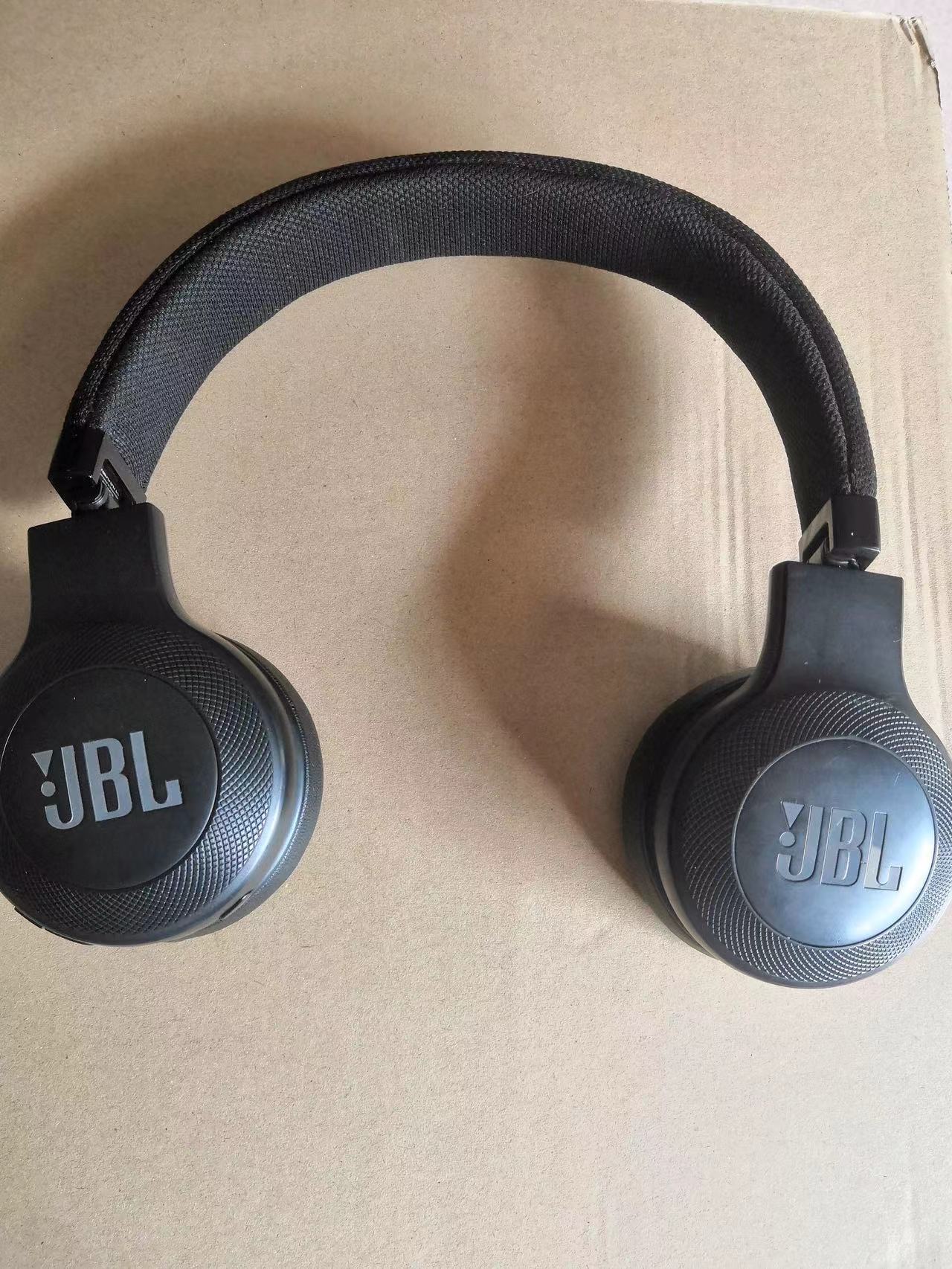   满足倾听体验JBL E45BT 耳机