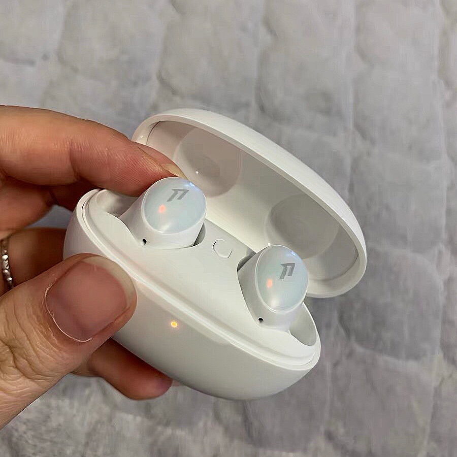 配色超好看的蓝牙耳机，用着相当可！