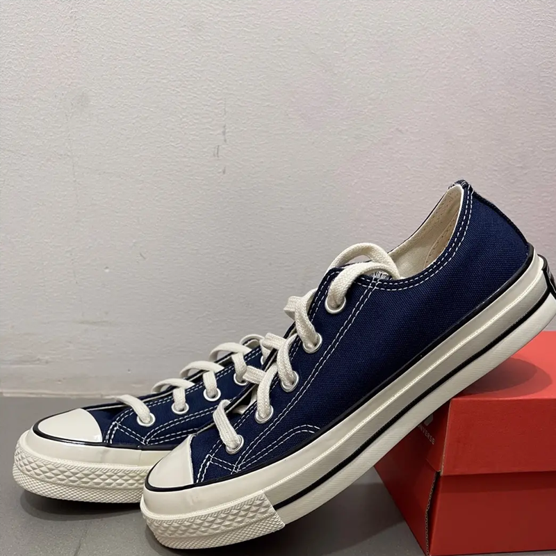 Converse海军蓝低帮帆布鞋