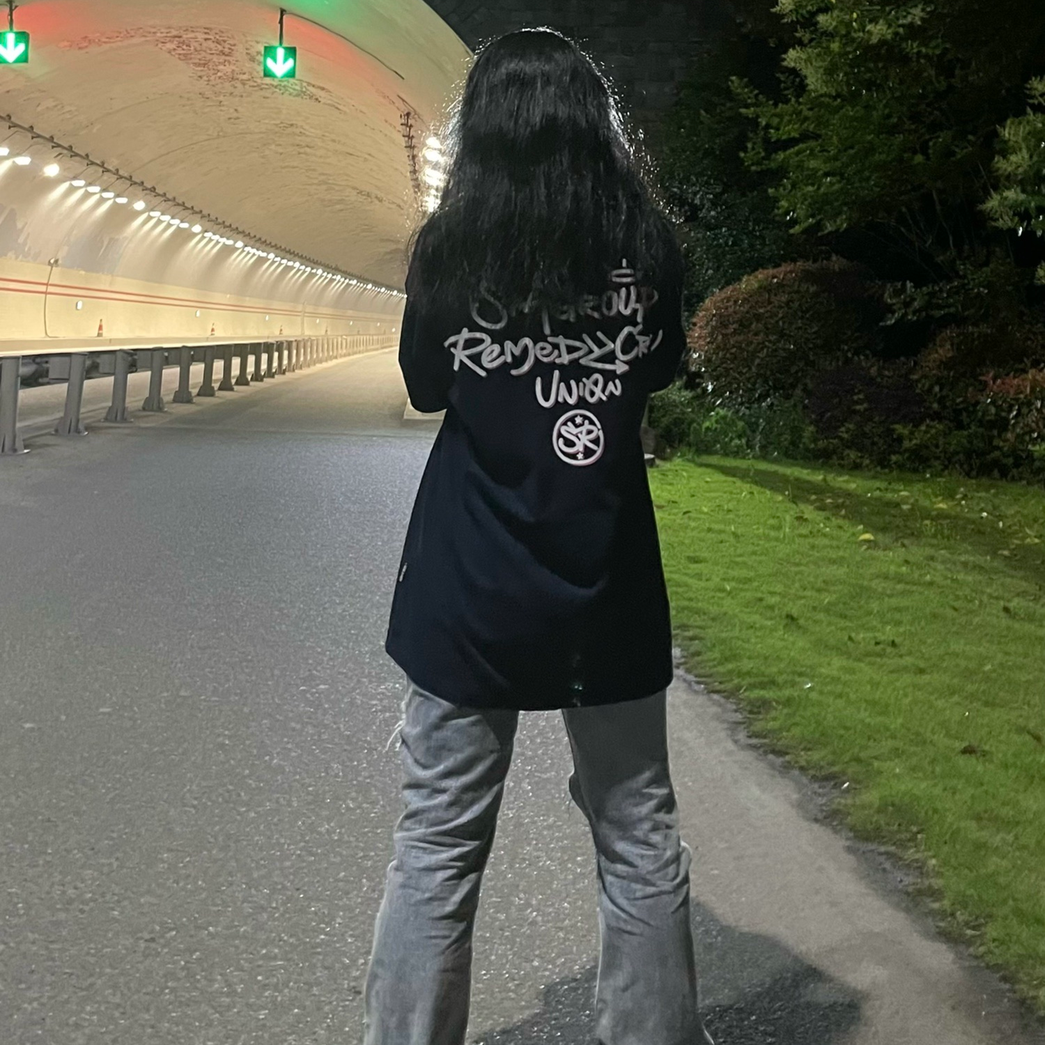 显瘦一绝的休闲黑色印花短袖