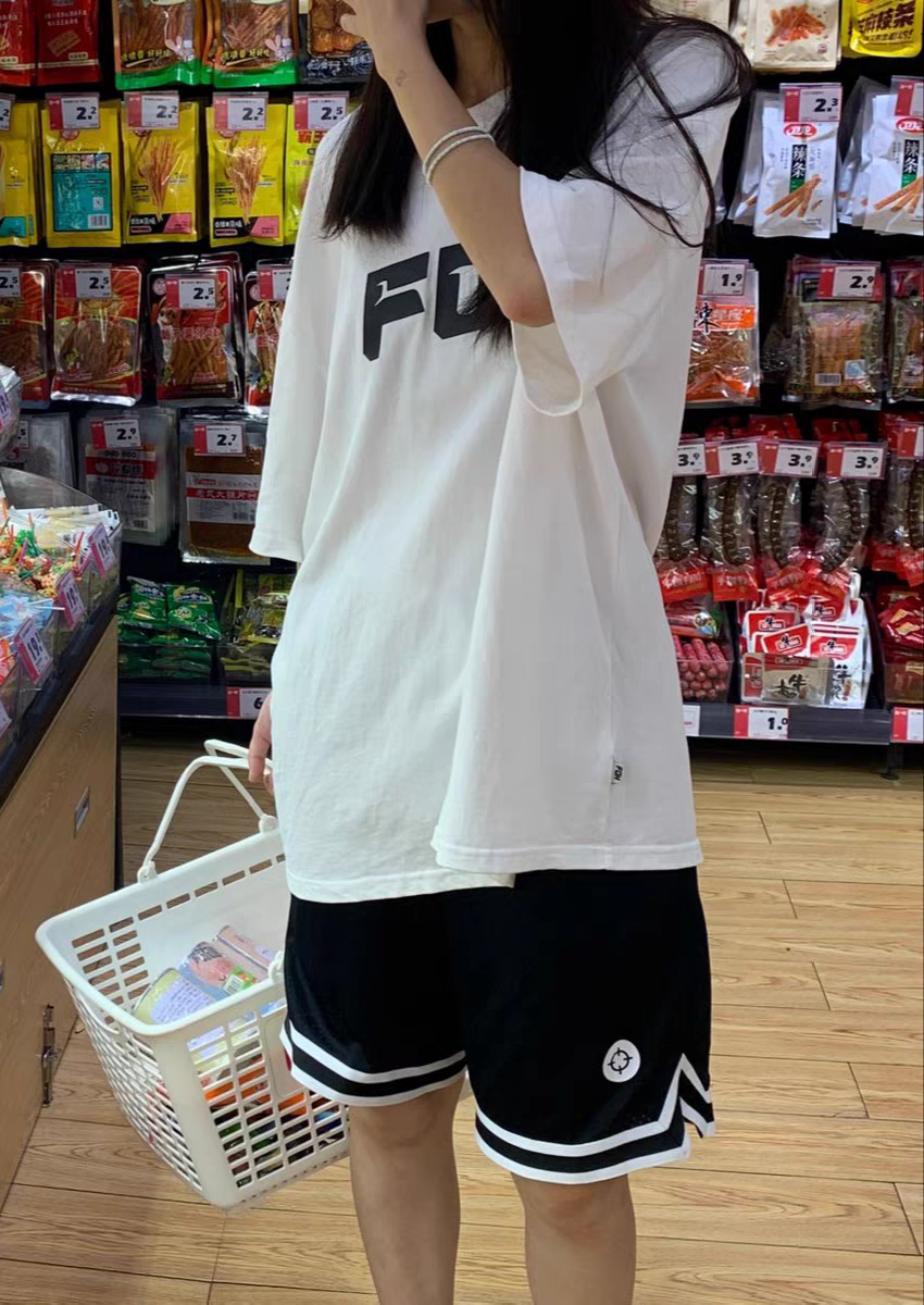 简约休闲百搭短裤穿搭分享