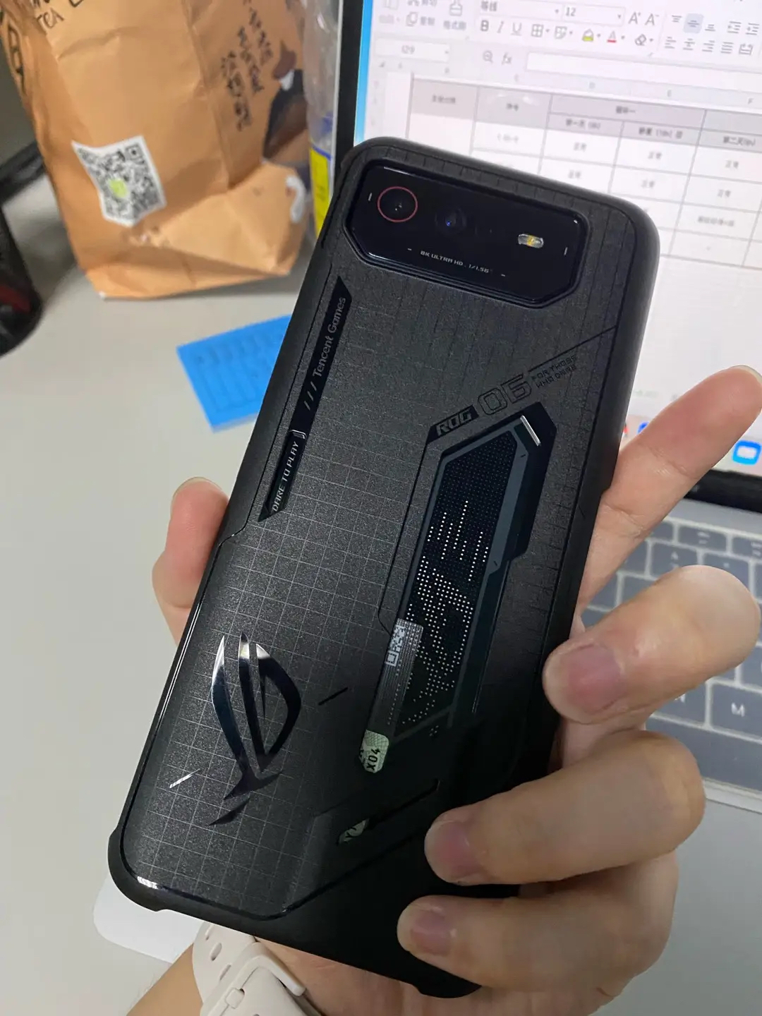 贴合肌肤，rog手机实用不花哨。