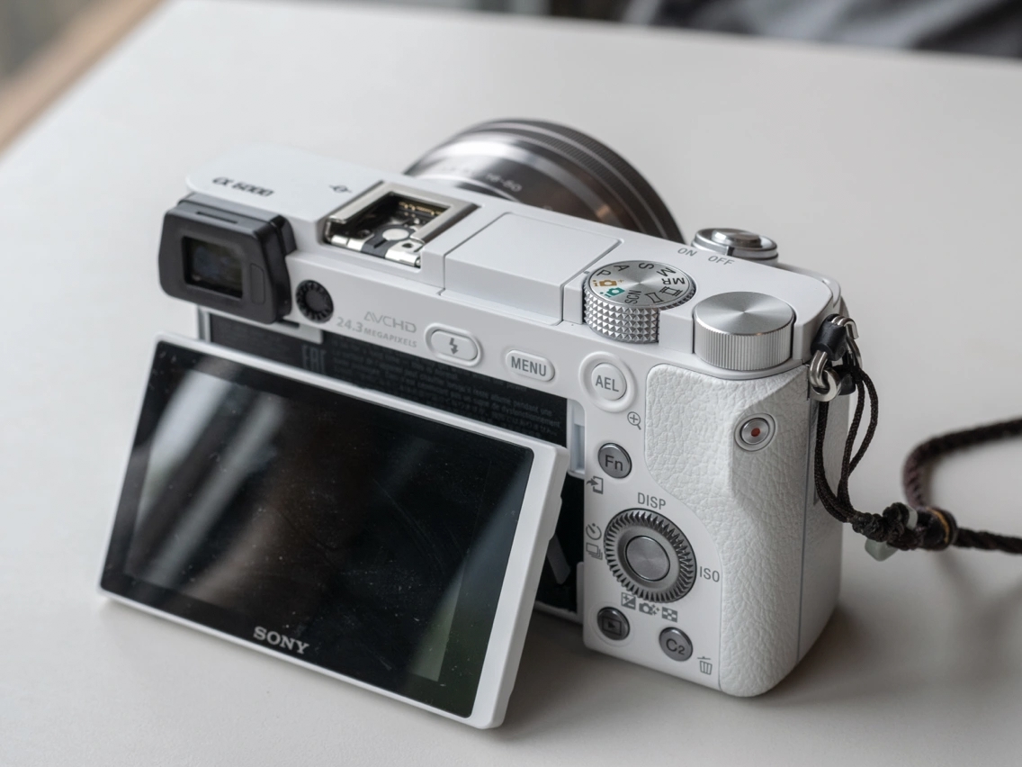 颜值高性能棒，Sony Alpha 6000 很不错！