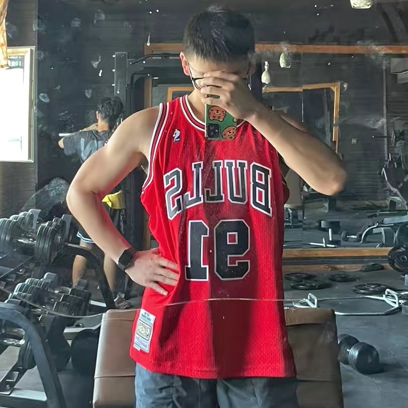 健身房吸睛红色球衣穿搭