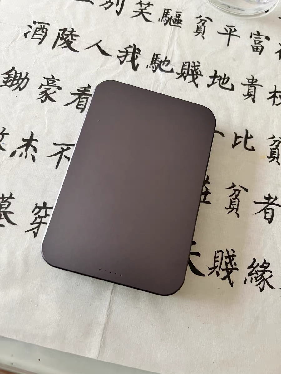 轻薄又漂亮，无线充电宝yyds。