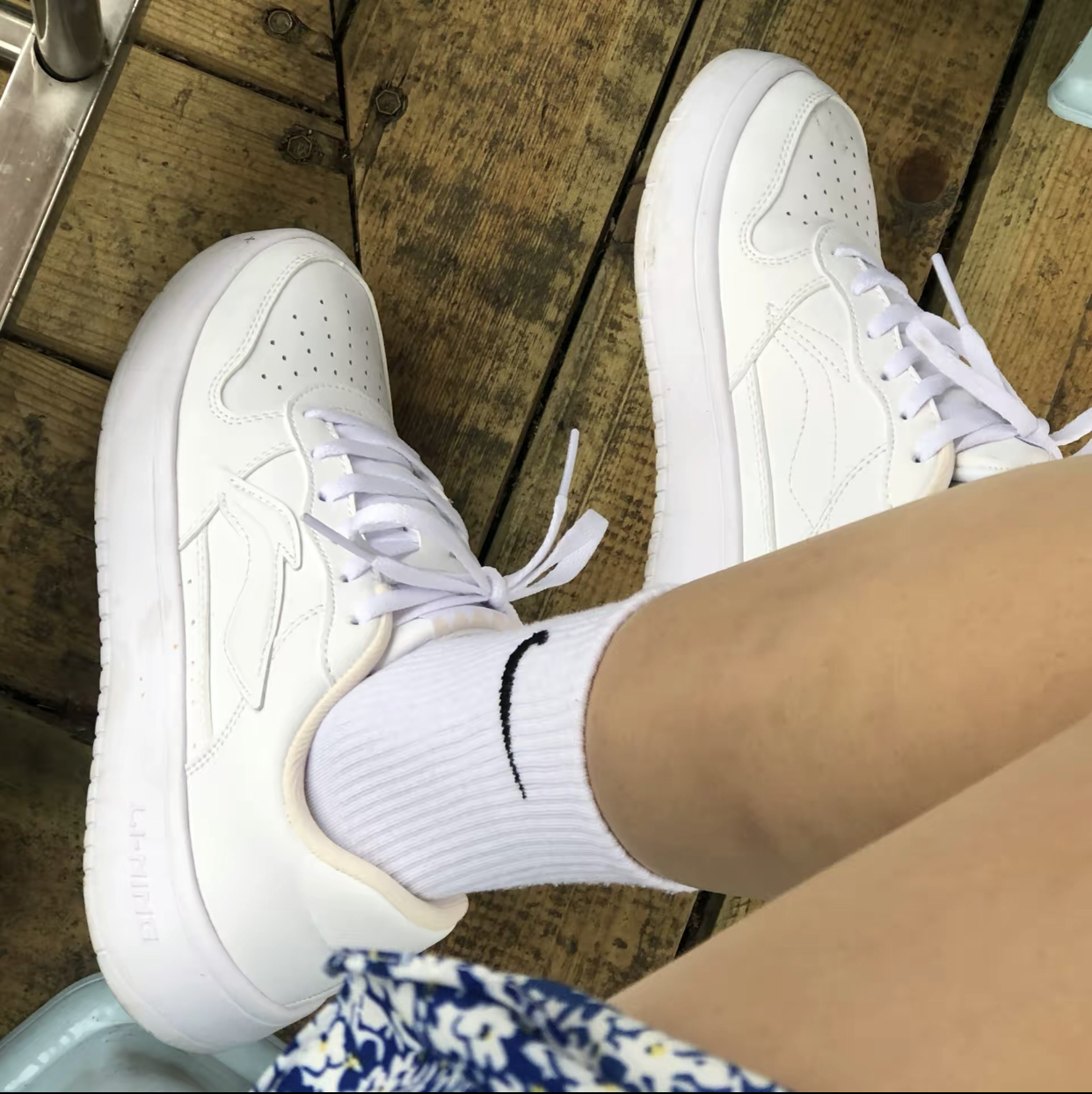 鞋底比较厚，可以增加高度呢