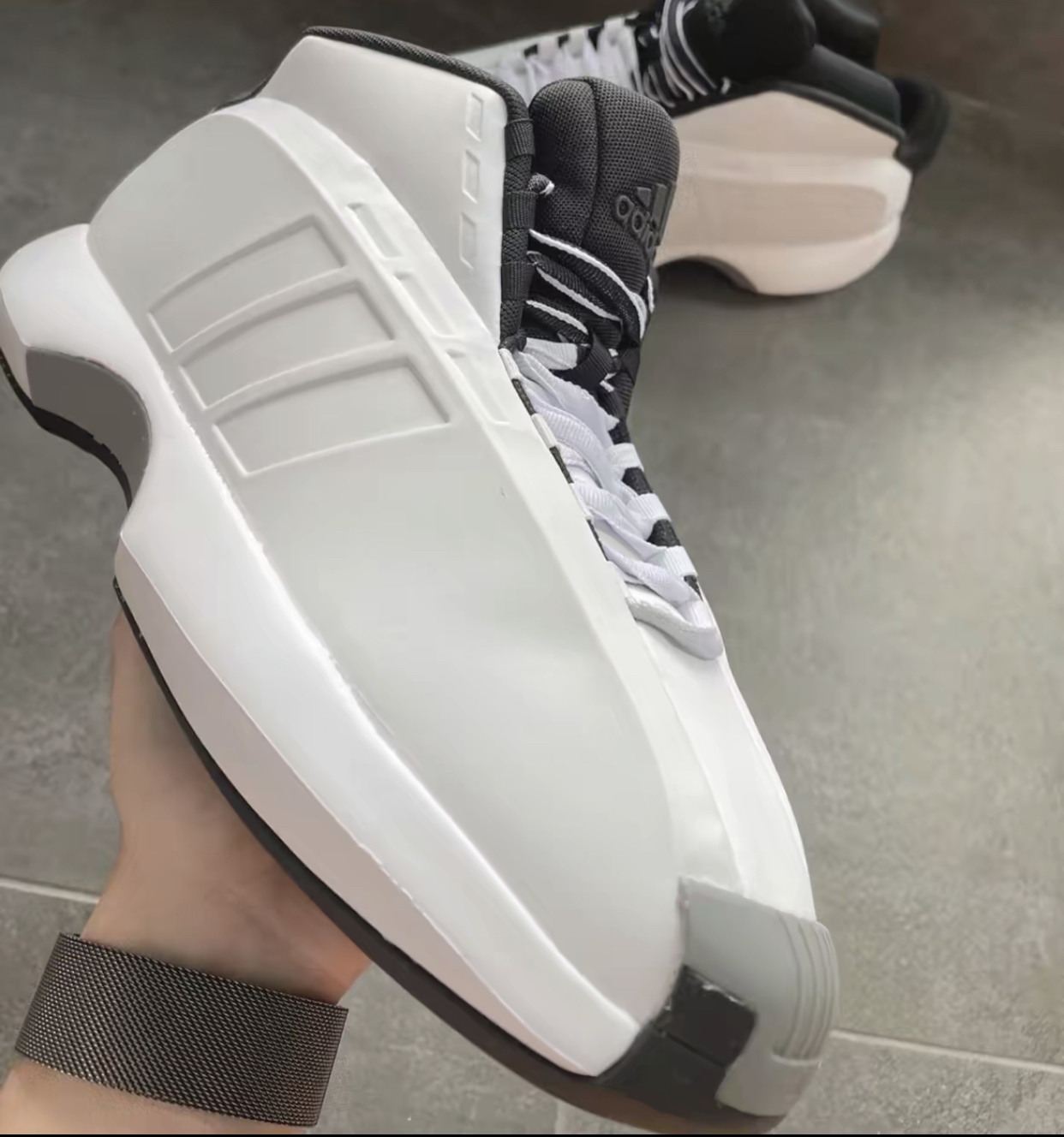 鞋子穿上舒服，透气，做工细腻