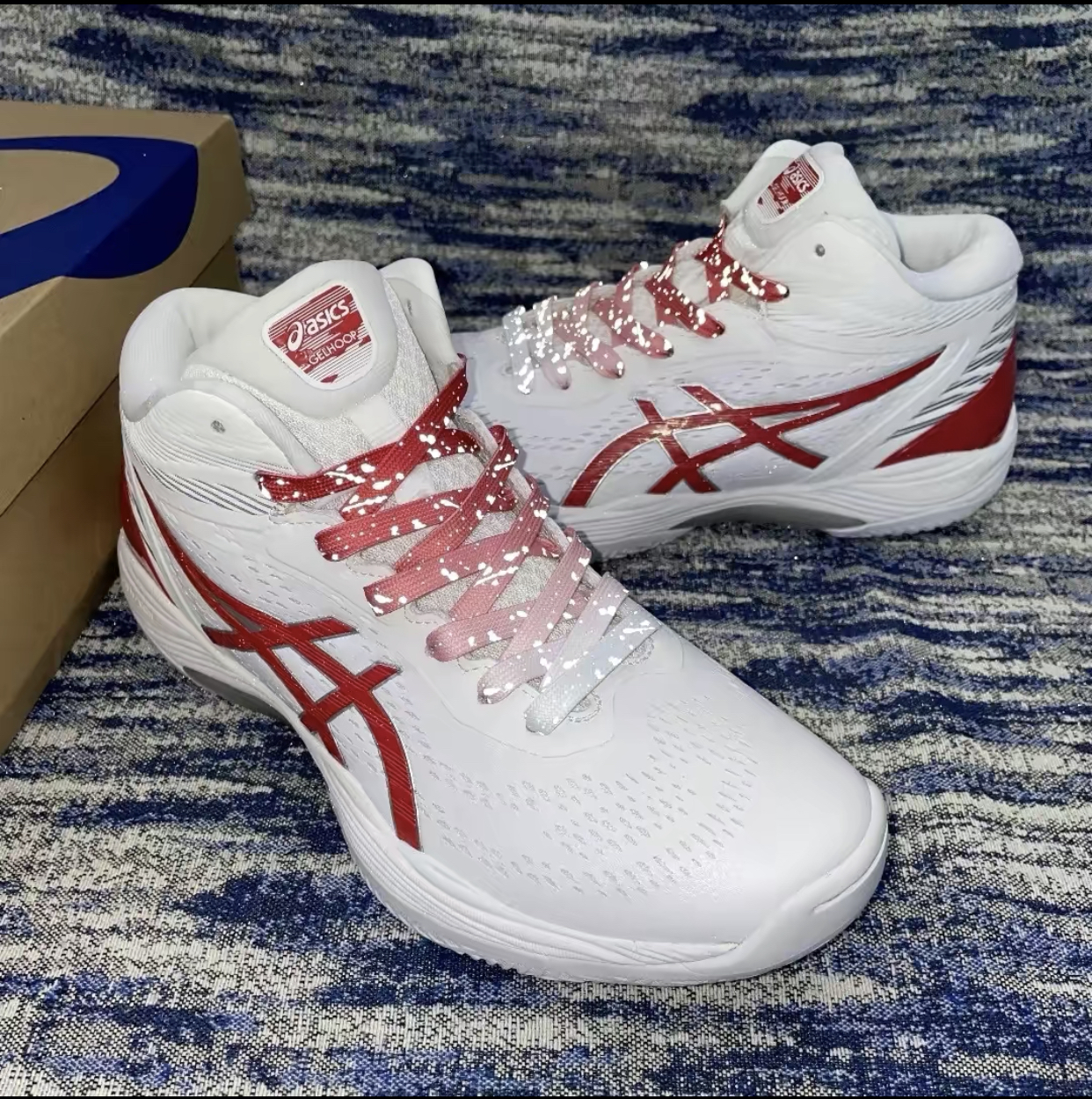 鞋子颜值不错，做工精细，还行