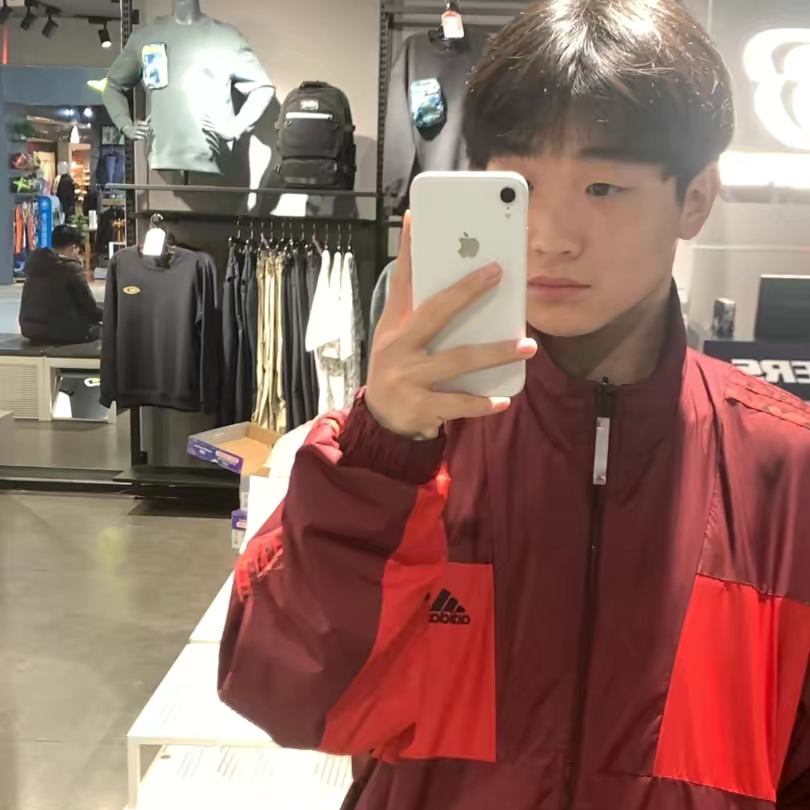 这件红色外套也太显白了吧！