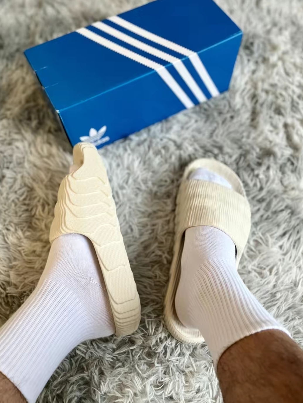 这一双神似Yeezy这拖鞋价格居然这么便宜