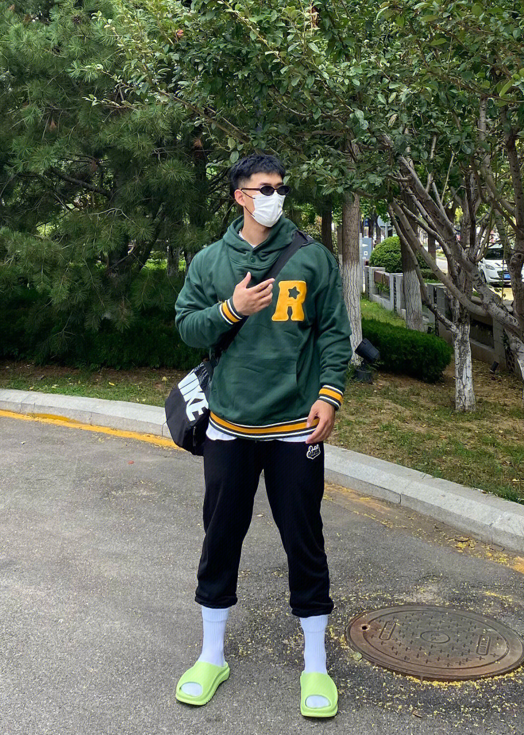 穿拖鞋出门，也是时髦精👀