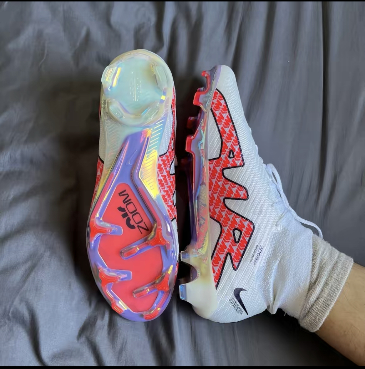 穿着很紧，脚感很好，质量还不错