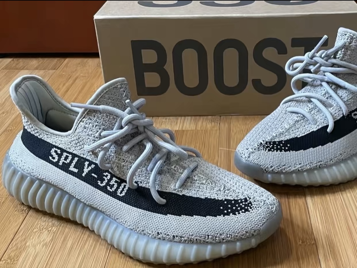 Yeezy 350 漆条家族再添一位！你怎么看？