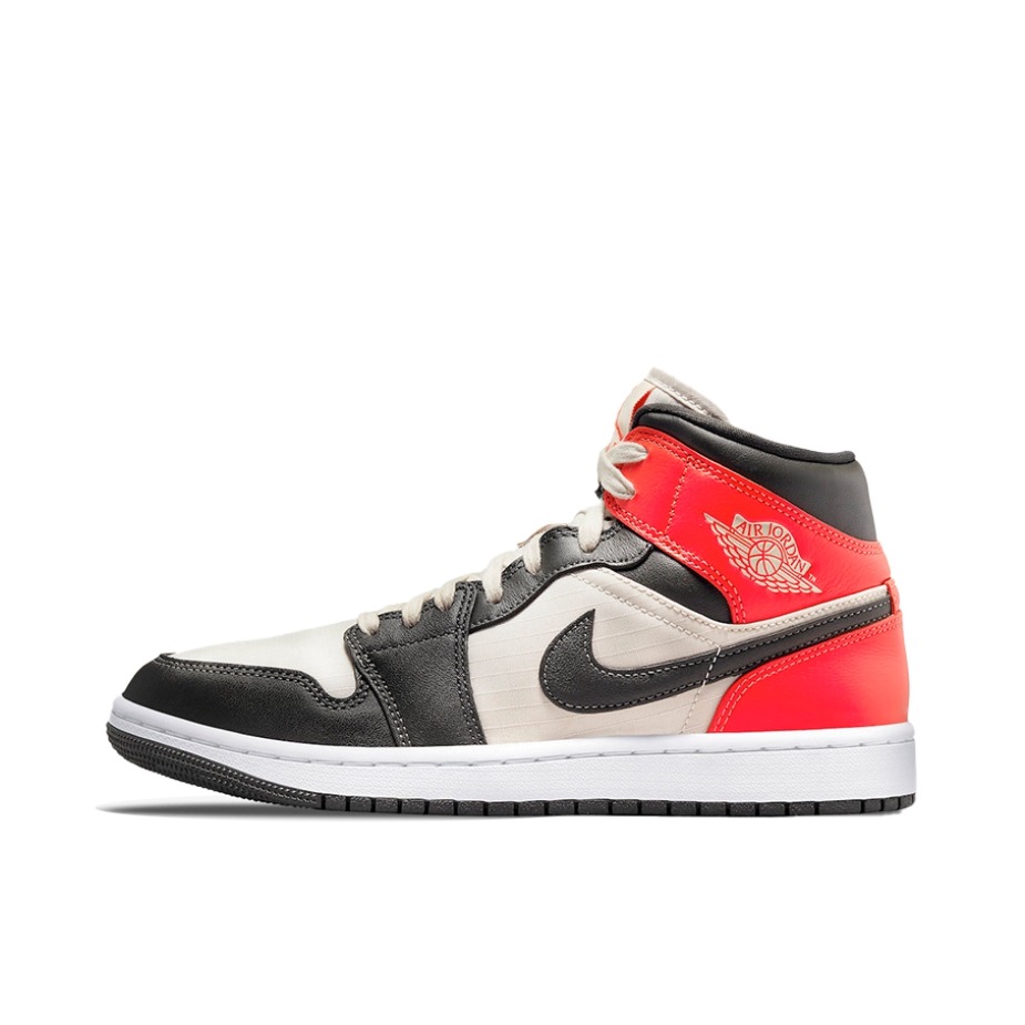 推荐商品：Air Jordan 1 板鞋 运动休闲鞋 复古潮流支撑合成革 Newsprint 中帮/黑色/米白/红色