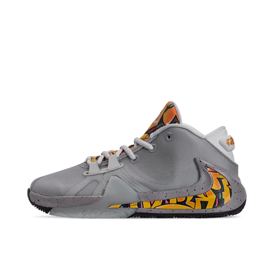 推荐商品：Nike Zoom Freak 1 字母哥一代 防滑耐磨 舒适百搭 实战 篮球鞋 Graffiti GS/灰色/涂鸦