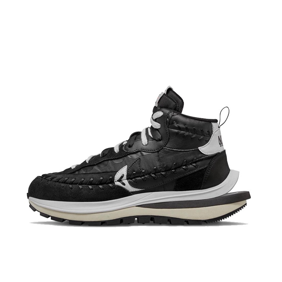 推荐商品：【王源同款】 Nike sacai联名 Vaporwaffle 华夫 3.0 跑鞋 双勾时尚生胶包裹性减震防滑 Sacai x Jean Paul Gaultier联名/黑白