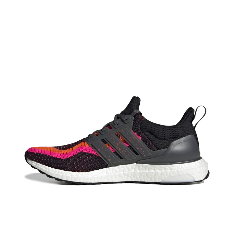 推荐商品：adidas UltraBoost DNA 跑鞋 防滑耐磨轻便透气织物网面缓震合成革支撑抗扭转轻运动回弹 黑色/粉色/橙色