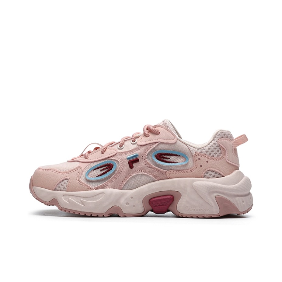 推荐商品：FILA/斐乐 Fusion Raccoon 浣熊 缓震耐磨 网面透气 时尚潮流 运动休闲鞋 银牡丹/油灰粉
