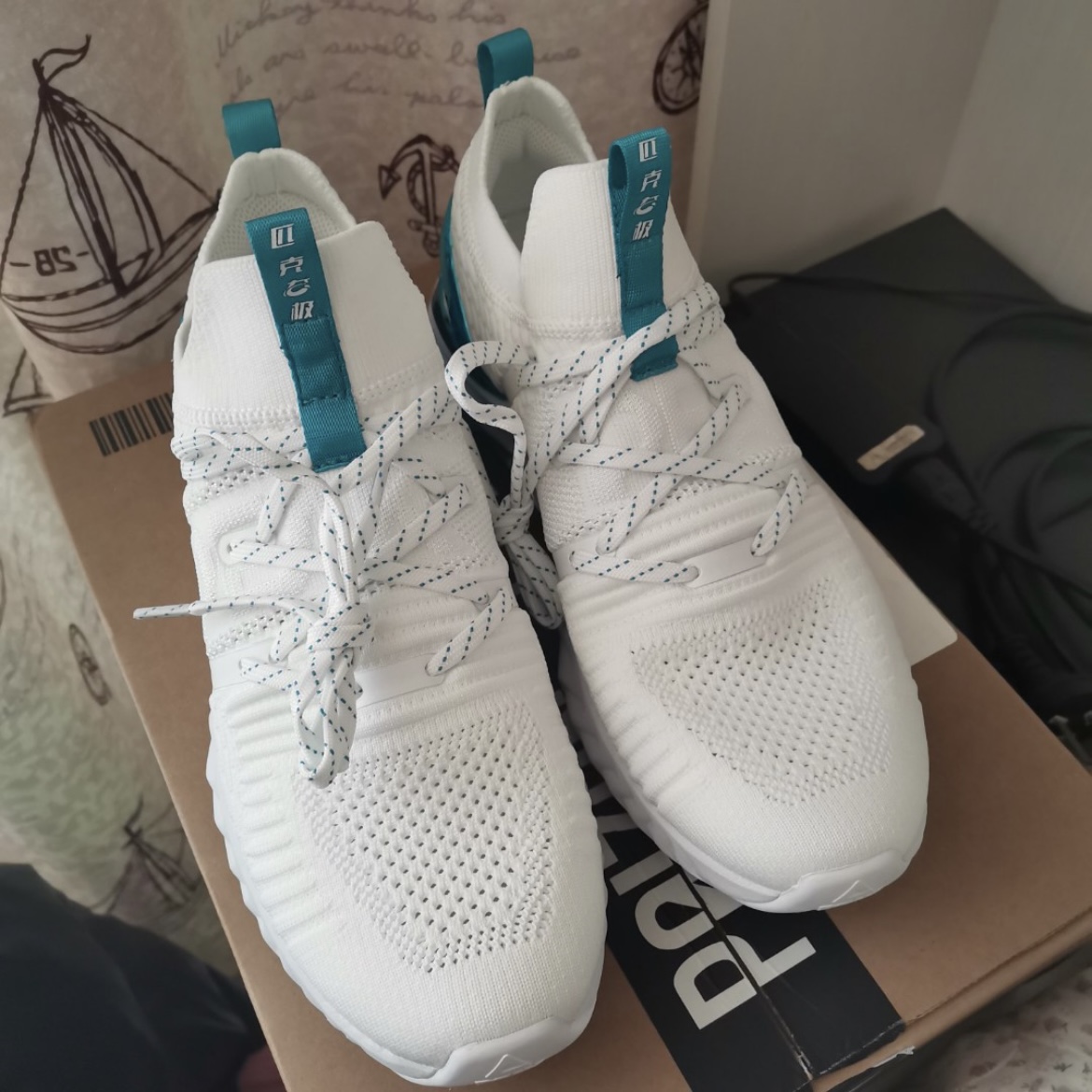 翻出来一双忘在换衣柜里的新鞋子