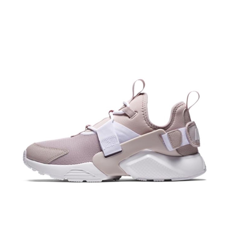 推荐商品：Nike/华莱士 Air Huarache City 华莱士 运动休闲鞋 防滑耐磨轻便透气舒适百搭时尚复古织物包裹性圆头 Low Particle Rose 白粉