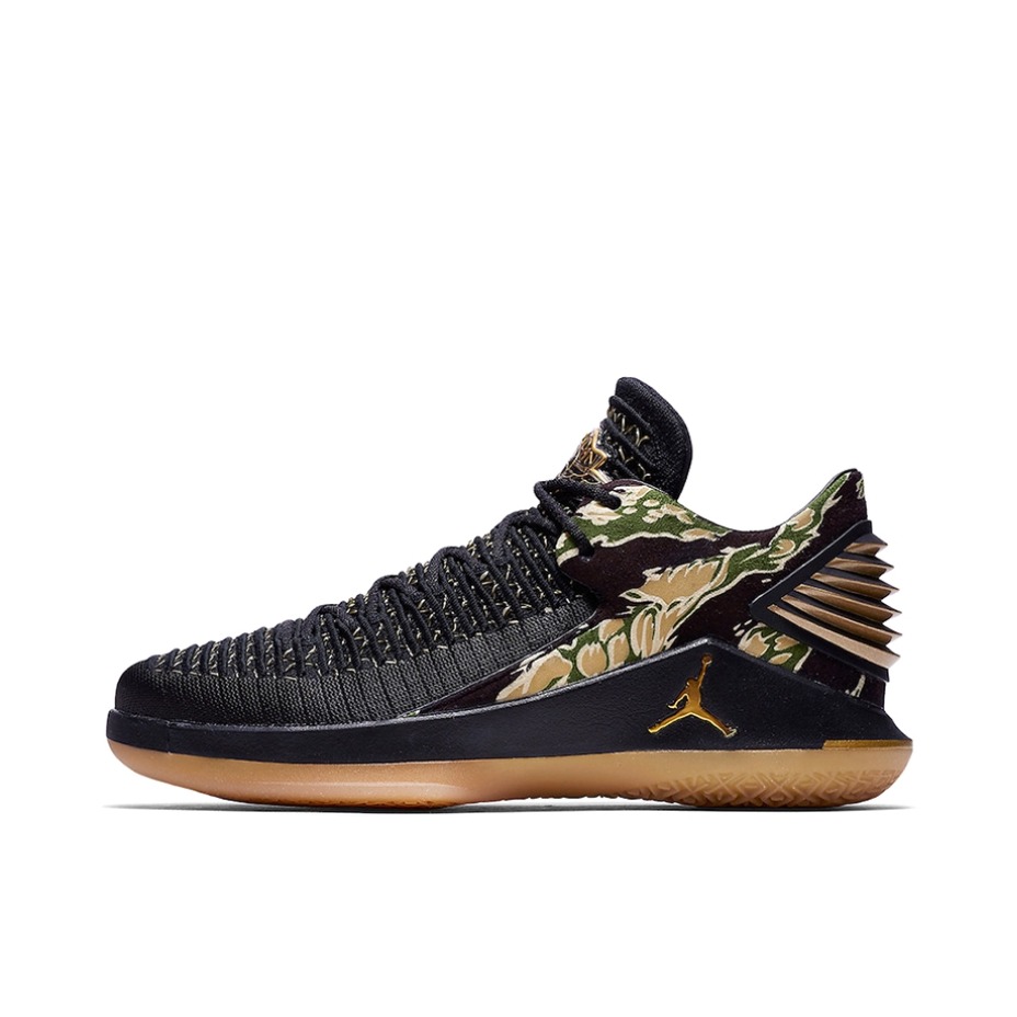 推荐商品：Air Jordan 32 篮球鞋 zoom air缓震支撑飞线实战防滑 Black Metallc Gold Gum Yellow 黑迷彩
