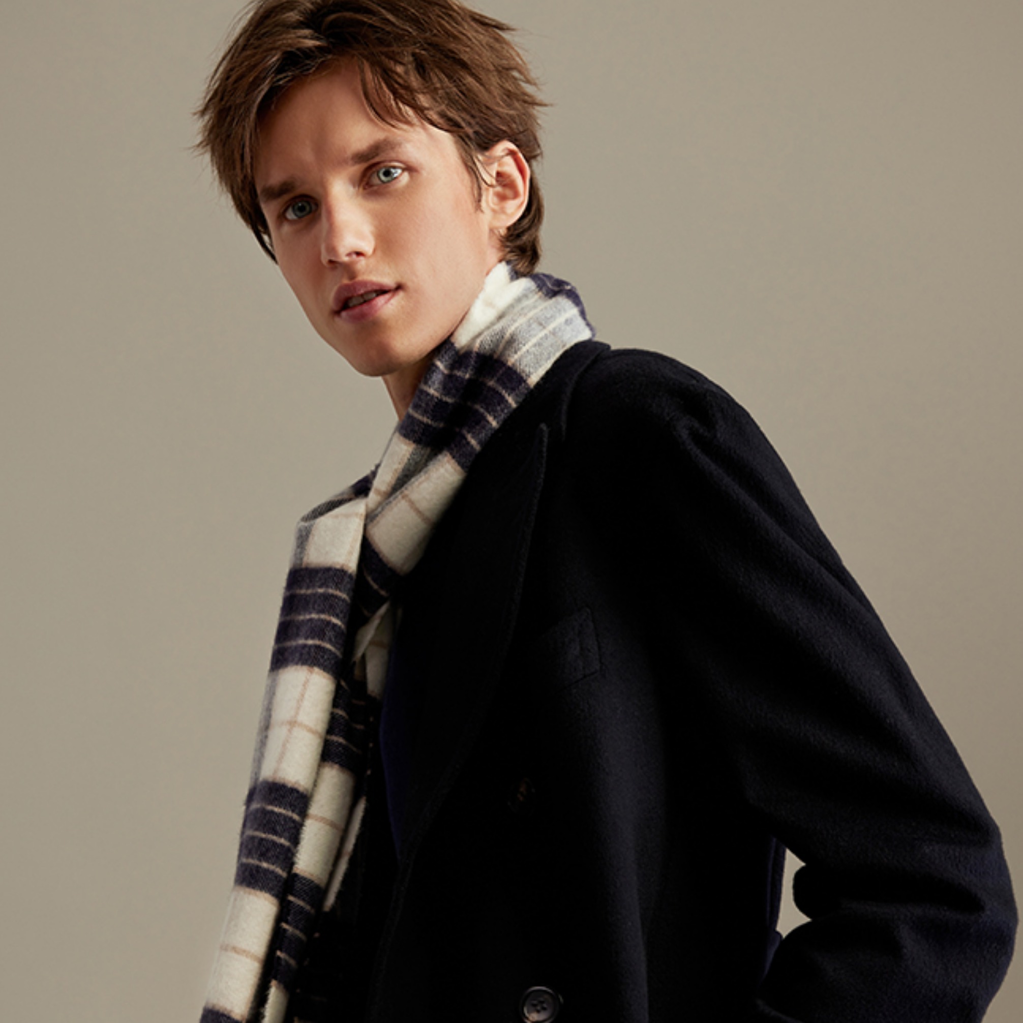 推荐商品：Johnstons of Elgin 长方形经典款纯羊绒绒线围巾 WA000016