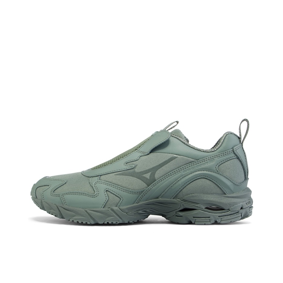 推荐商品：Mizuno/美津浓  Wave Rider 10  经典减震 防滑耐磨 轻便  网布 透气 织物 复古 合成革 运动  跑鞋 Beams联名/雾灰绿/银色