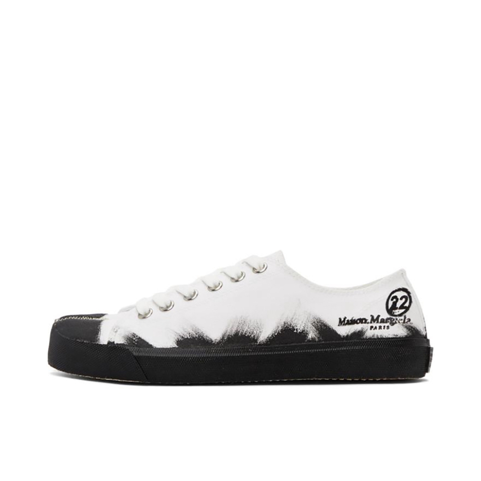推荐商品：Maison Margiela Tabi系列 舒适轻便 防滑耐磨 帆布 圆头 时尚百搭 复古 分趾 运动休闲鞋 乳白/黑色
