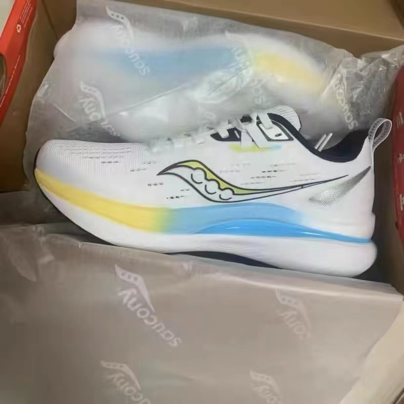 细节满满的高配置跑步鞋