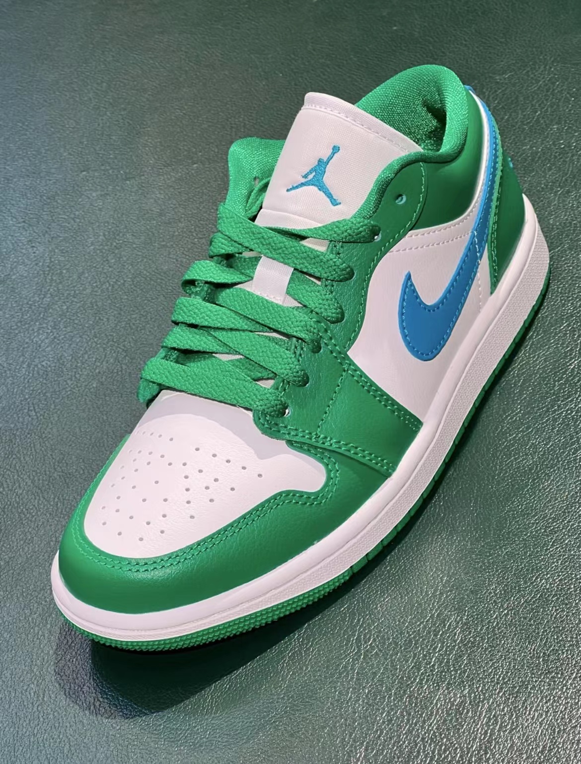 请[校园穿这双回头率百分百] AJ1 Low白绿蓝