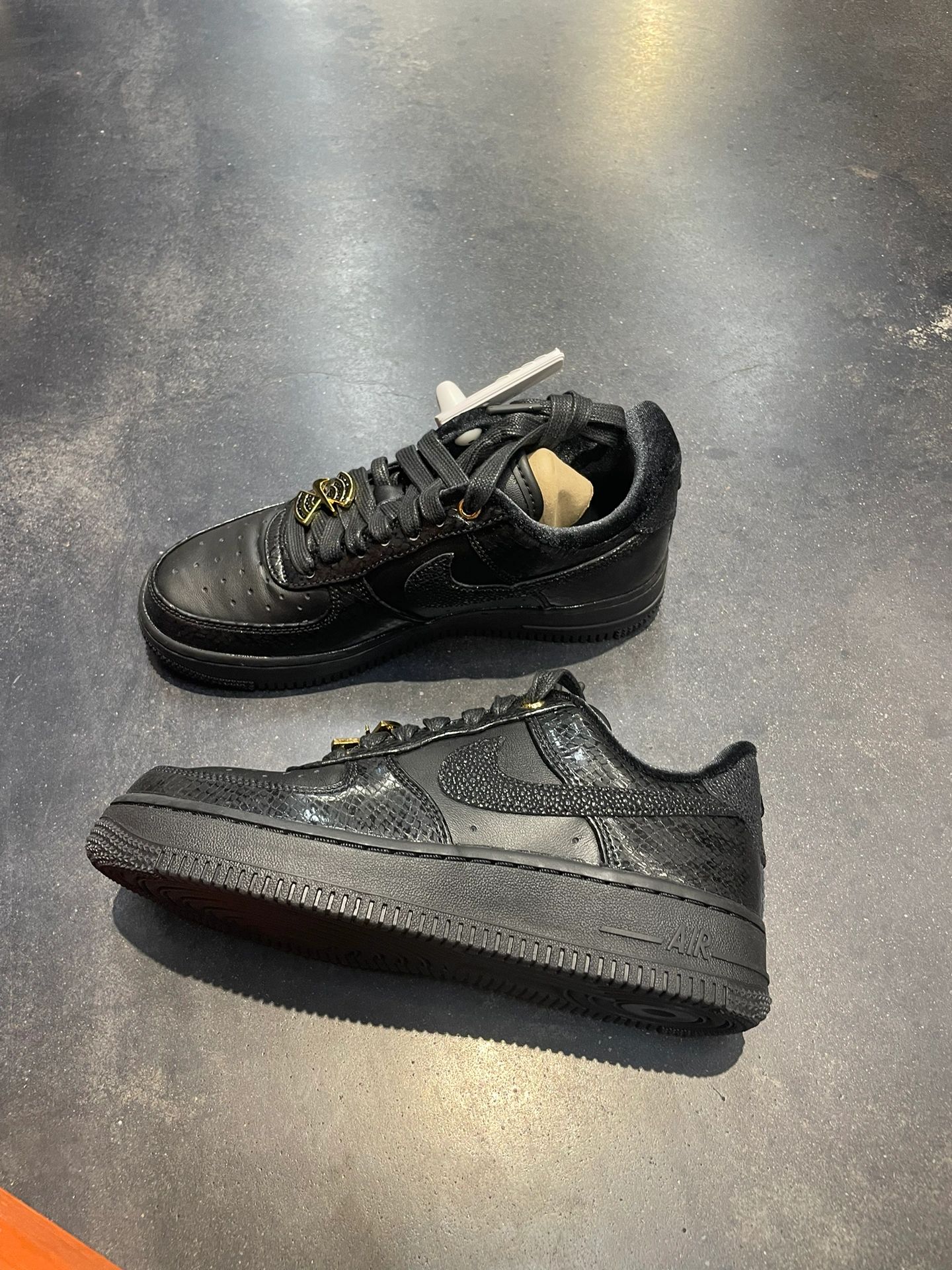 NIKE女子嘻哈黑金空军一号‼️