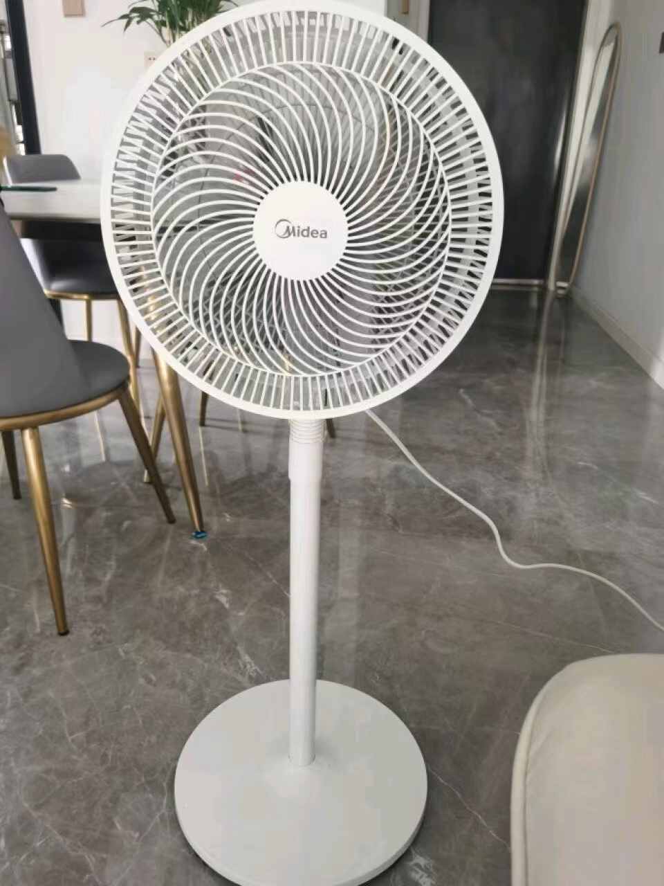 美的风扇陪你度过炎热夏天