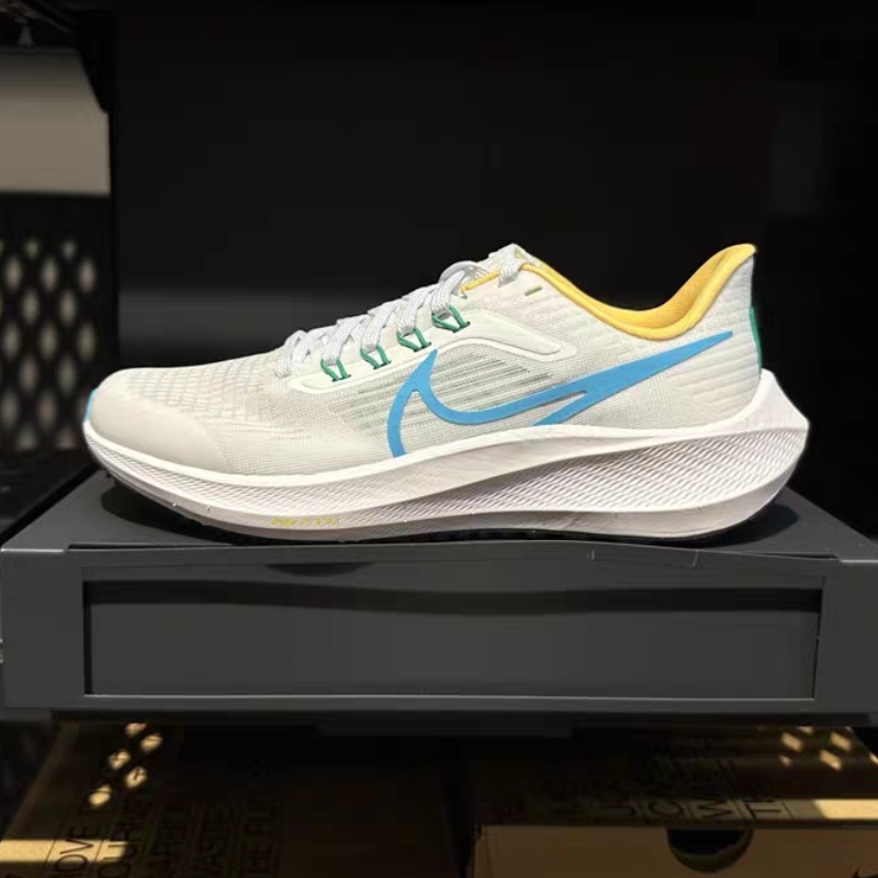 用Nike Air Zoom Pegasus 39，奔跑不止于脚下。