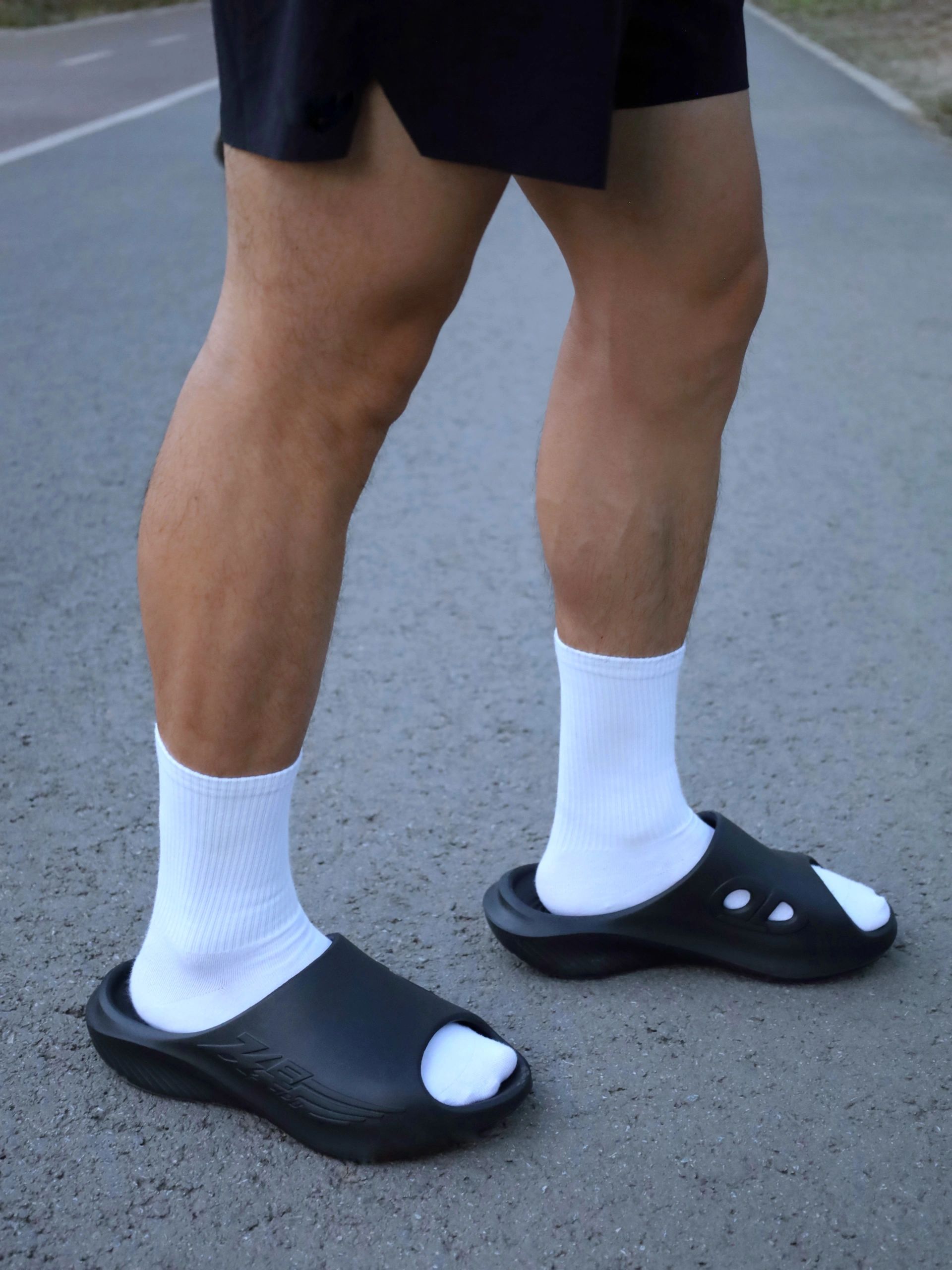 跑步后，怎么少得了一双舒适的拖鞋来逛街呢