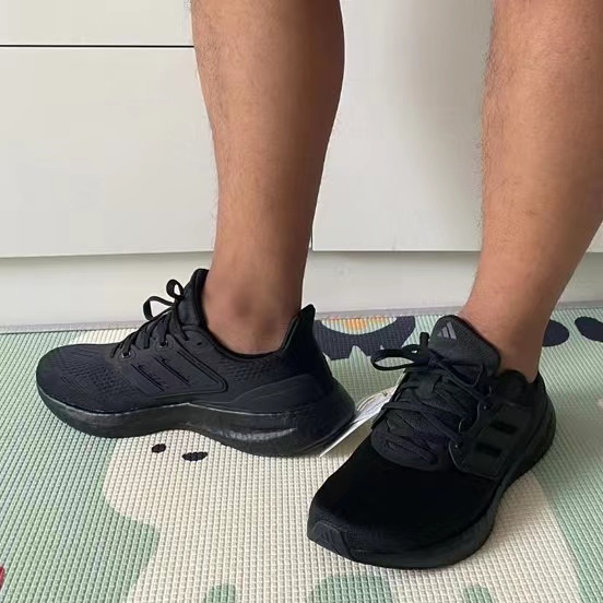  防滑耐磨的轻便减震跑鞋