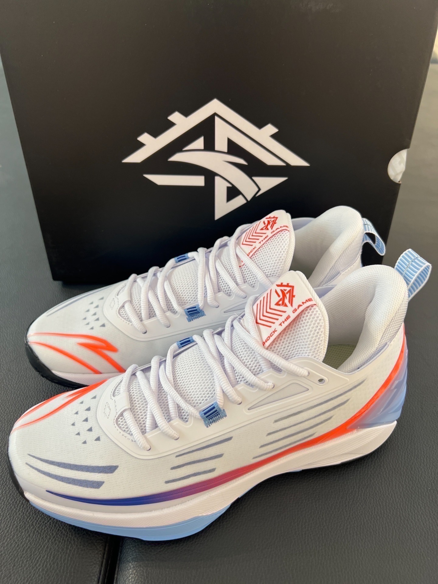 选择安踏进击5篮球鞋，释放你的运动潜力，征服水泥地的挑战💫