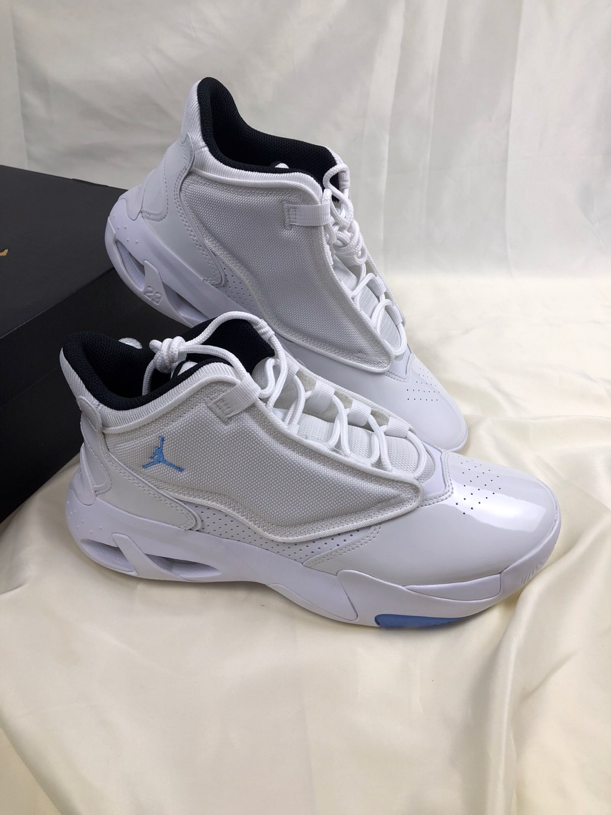 👟🔥 "舒适耐磨，打造完美潮流！Jordan Max Aura 4 篮球鞋" 🔥👟