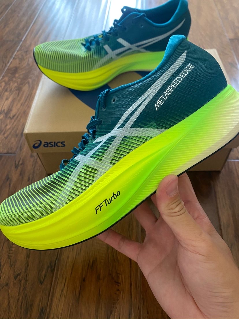 👟 轻便透气的 Asics Metaspeed Edge+ 跑鞋，助你飞奔冲线 🏃‍♀️💨