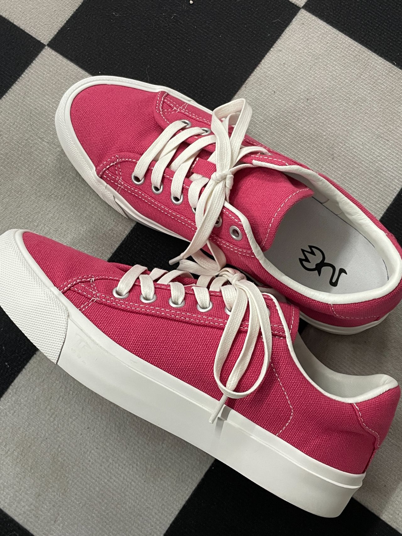 上新丨谁能拒绝！超显白的洋红色帆布板鞋