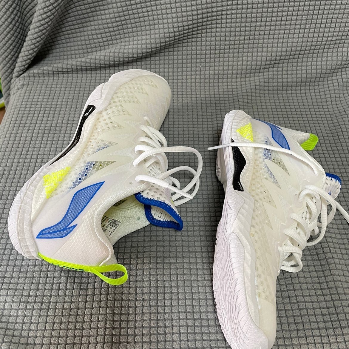 💥李宁鹘鹰V羽毛球鞋👟，轻盈透气，让你飞起来！🎈
