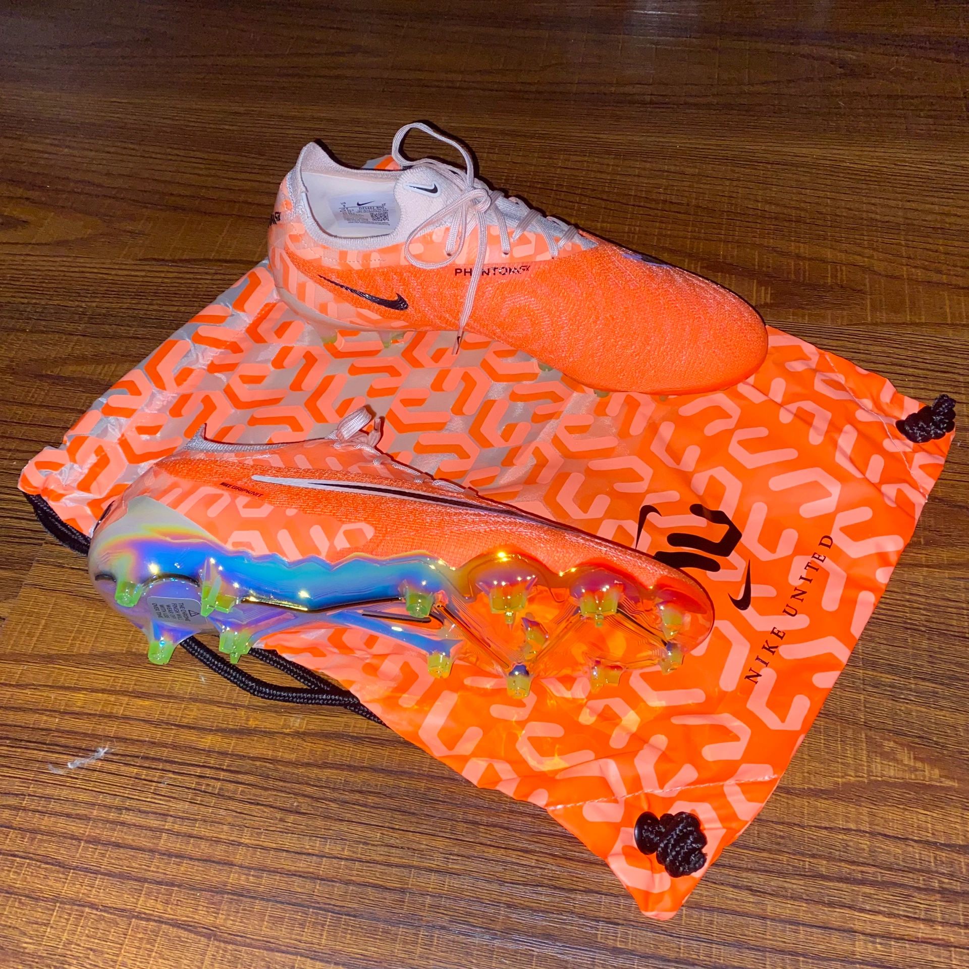 橙色的Nike Phantom GX 好适合球场啊