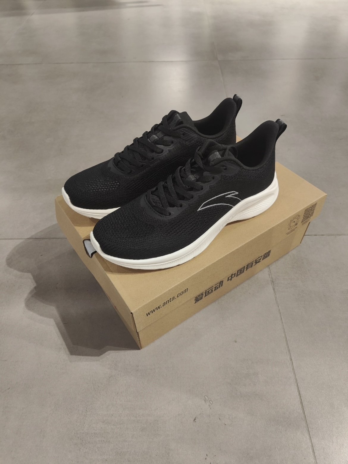 安踏平价轻质跑鞋来了