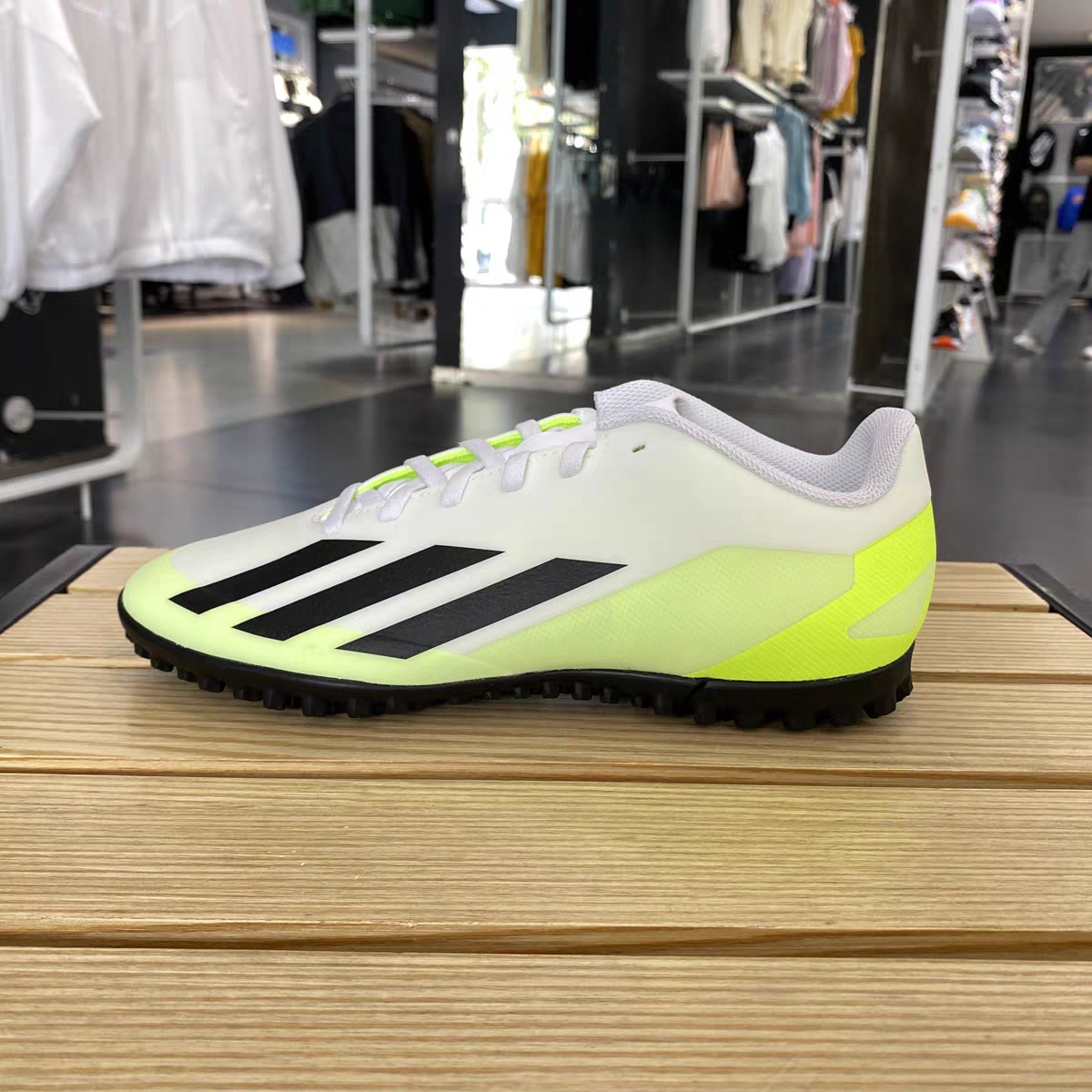 爆发速度！adidas Crazyfast.4 TF硬人造草坪足球鞋，带你征服球场！⚡️🔥💪