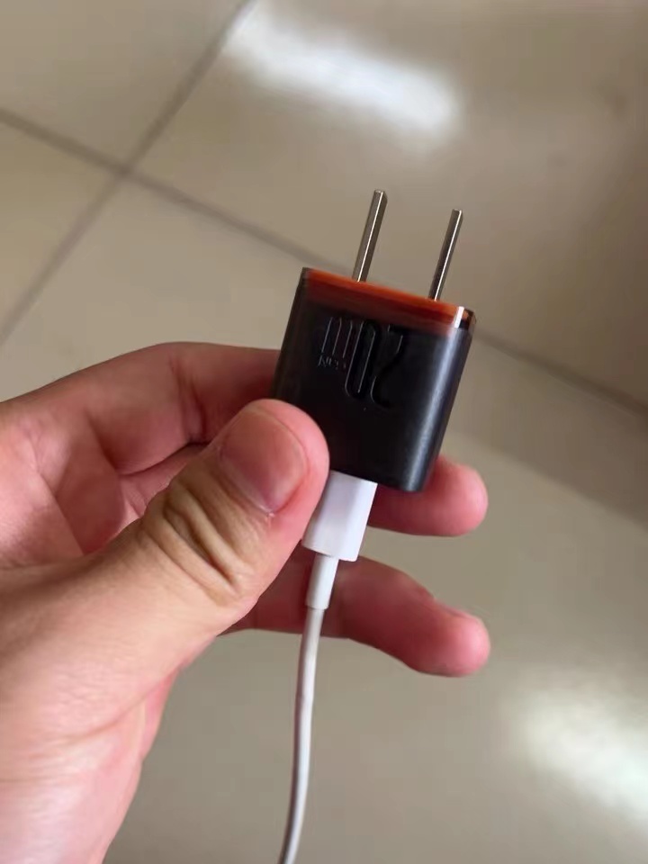 小巧安全的充电器